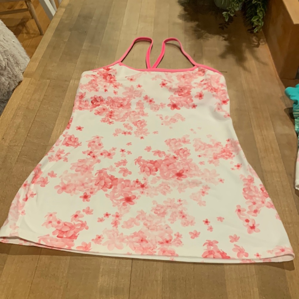 Lululemon tee top. Great colors.
